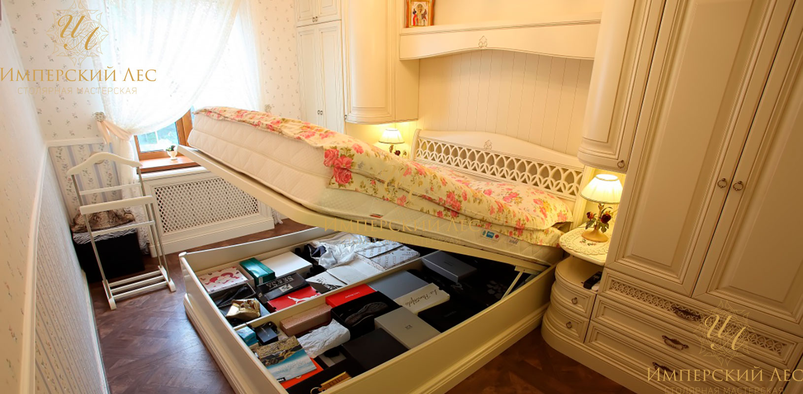 Кровать со спальным гарнитуром белого цвета