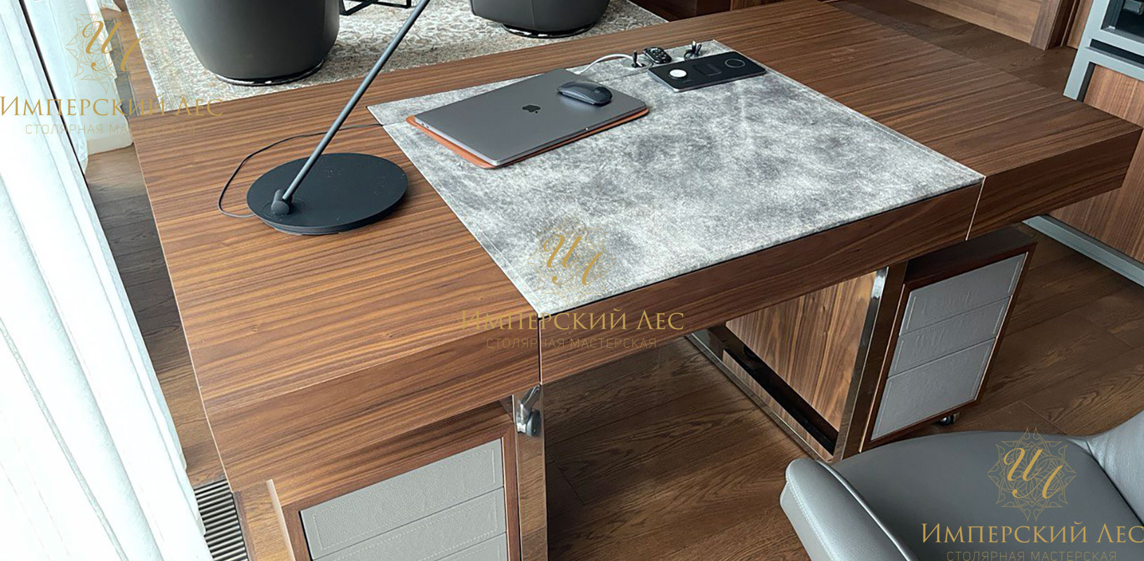 Дизайнерский стол для кабинета IW арт Italia в современном стиле
