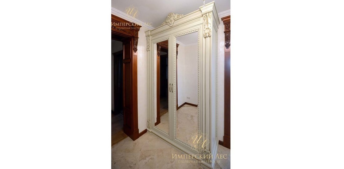 Шкаф Верден с распашными дверьми и элементами резьбы