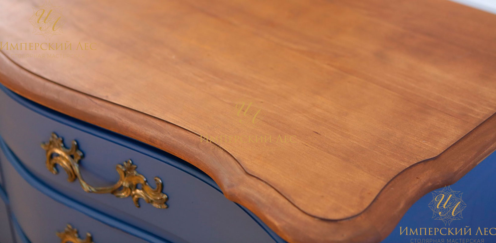 Копия винтажного комода со столешницей из массива в классическом тёмно-синем цвете