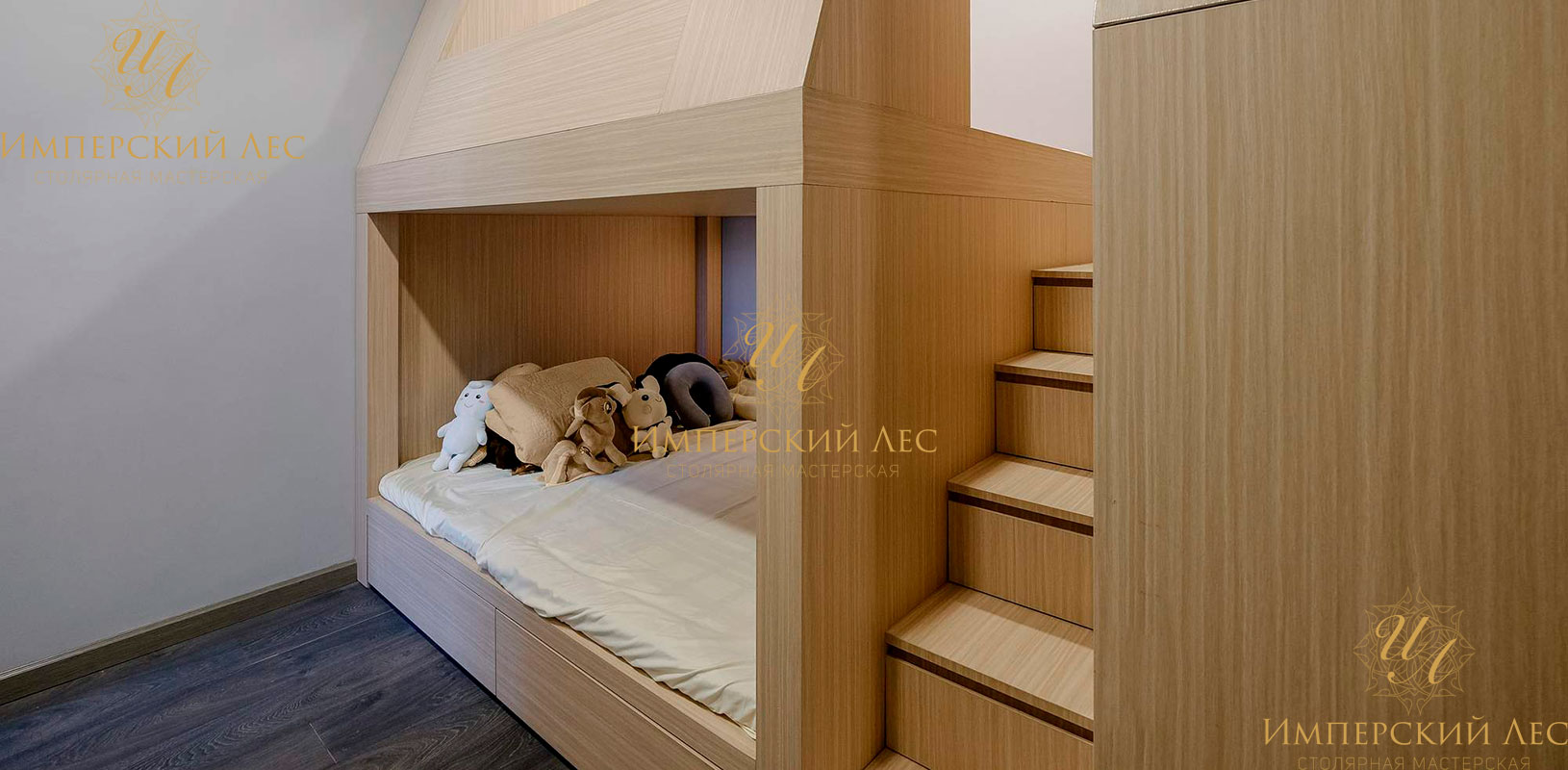 Детская кровать из натурального дерева с встроенными шкафами