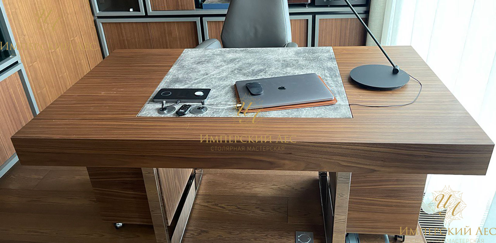 Дизайнерский стол для кабинета IW арт Italia в современном стиле