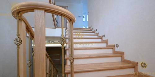 Изготовление деревянных лестниц на заказ, лестницы из массива.