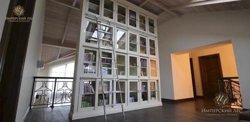 Интерьерное решение библиотека в частном доме КП Пестово