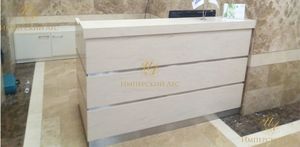 Стойка ресепшн Lounge для администратора из ДВП средней плотности и шпона перед кабинетом руководите