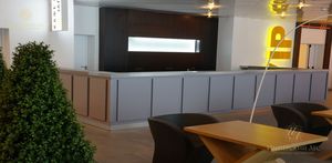 Стойка ресепшн для офисной мебели из древесины и ДВП средней плотности