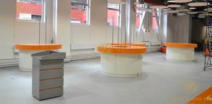 Стойка ресепшн для администратора из ДВП средней плотности в стиле модерн